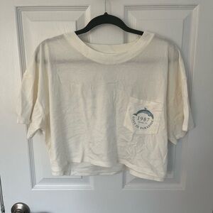 White cropped boyfriend tee from Aéropostale.